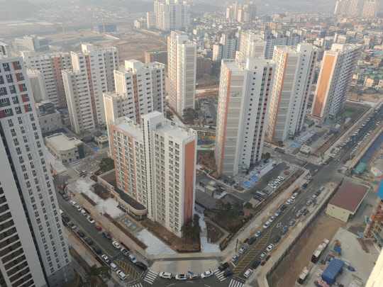 LH가 이달 입주 중인 경기도 시흥 은계지구 A-2BL 국민아파트 등 전국 임대주택 5000세대에 스마트홈 서비스를 시범 도입한다.  LH 제공